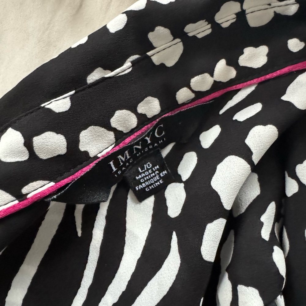 Patterned Button Up Blouse - Picture 4 of 5
